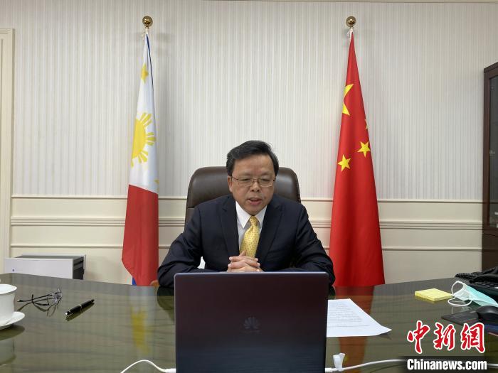 4月17日,中国驻菲黄溪连大使和中国援菲抗疫医疗专家组共同举行线上视频记者会,接受菲律宾主流和国际媒体记者联合采访。在回答菲律宾记者关于中菲两国合作抗击疫情有关问题时,黄溪连介绍了中国政府和人民全力支援菲律宾政府和人民抗击新冠病毒疫情有关情况。中国驻菲使馆供图