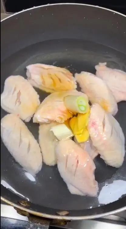 做可乐鸡翅,先放可乐还是直接下锅,都不对,教你正宗的可乐鸡翅