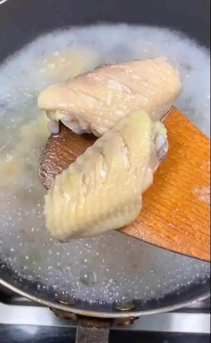 做可乐鸡翅,先放可乐还是直接下锅,都不对,教你正宗的可乐鸡翅