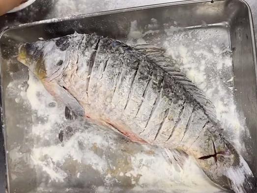 炖鱼时,别再用啤酒和醋去腥味了,记住这方法,鱼肉鲜香醉人