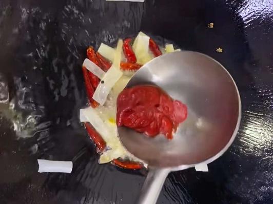 炖鱼时,别再用啤酒和醋去腥味了,记住这方法,鱼肉鲜香醉人