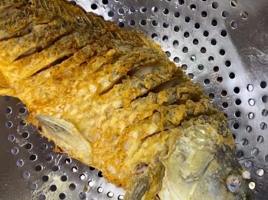 炖鱼时,别再用啤酒和醋去腥味了,记住这方法,鱼肉鲜香醉人
