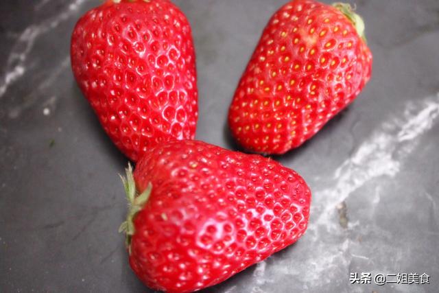 买草莓，选个头大的还是个头小的？果农：教您一招，不会买错了