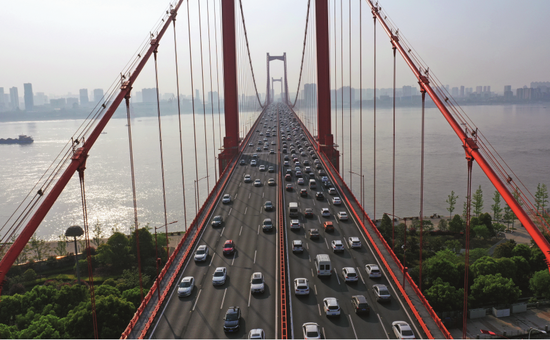 4月8日，武汉市解除离汉离鄂通道管控，鹦鹉洲长江大桥车辆通行明显增加。图/人民视觉
