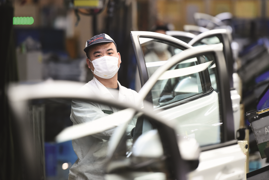  3月16日，武汉东风本田汽车有限公司的总装生产线上的工人。摄影/长江日报 周超