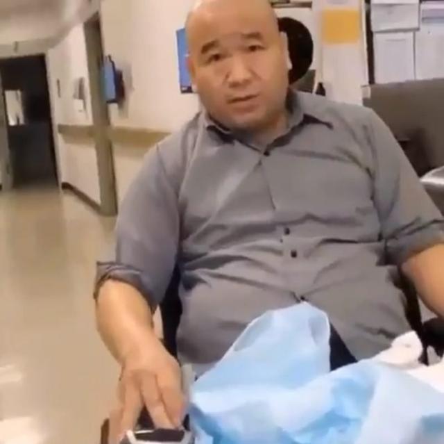 纽约医院亚裔大叔遭歧视，被人用口水吐了一脸，轮椅上气得哇哇叫