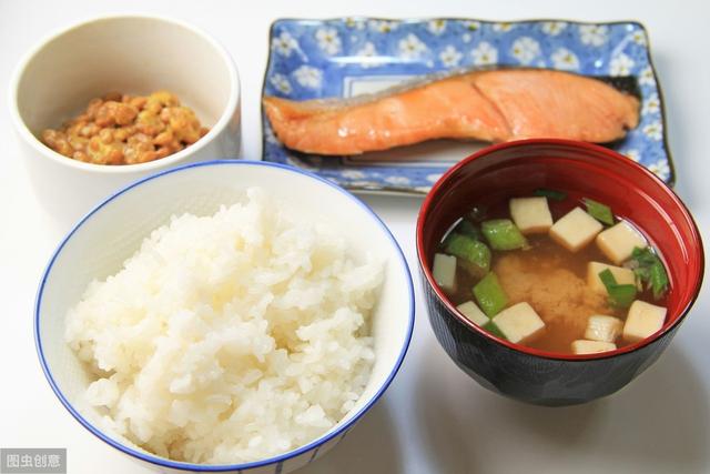 坚持4个减肥饮食原则,让你减少饥饿感,边吃边瘦下来