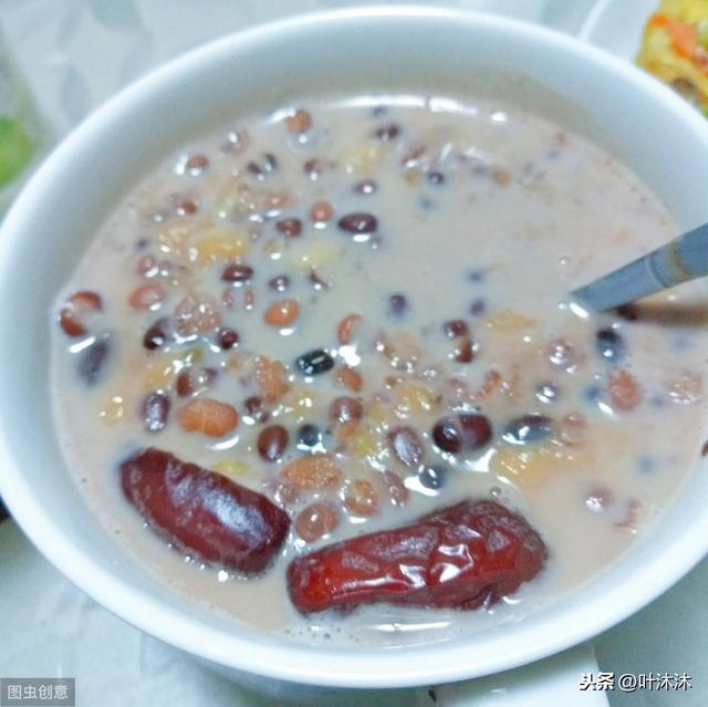 红豆薏米粥——谷雨前后，气候变幻不定，快为父母熬上一碗粥吧