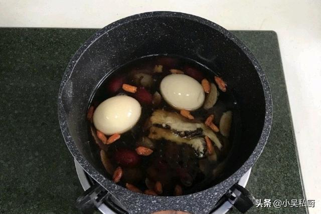 吃一碗当归、红枣、鸡蛋,红糖水,补气补血还补肾