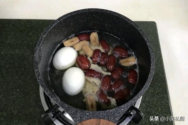 吃一碗当归、红枣、鸡蛋,红糖水,补气补血还补肾