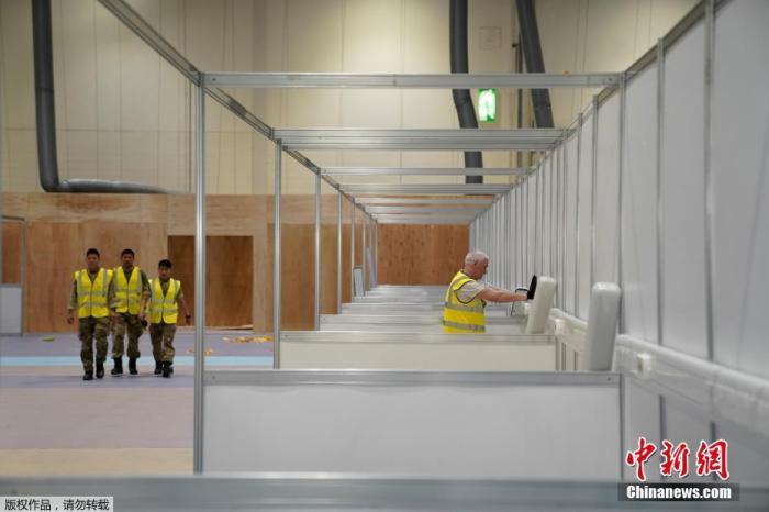 资料图:英国伦敦国际展览会议中心改建成为南丁格尔医院,为收治更多新冠肺炎患者做准备。