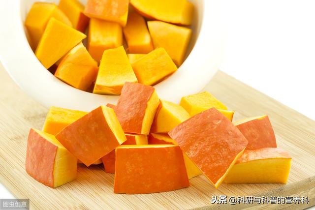 春夏吃南瓜怎么样？南瓜富含黄酮类活性物质，预防癌症还平稳血糖