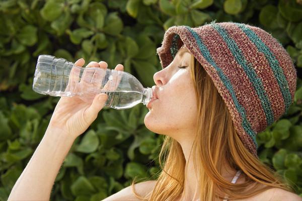 饭前喝水有助减重，饭后喝水好吗？饱餐后10禁忌，恐胃痛、胃发炎