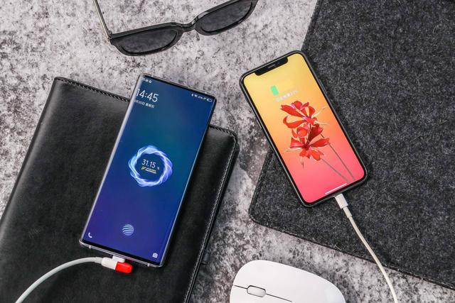 iPhone 11 Pro的刘海屏 VS NEX 3S的瀑布屏,全面屏时代的对决