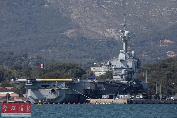 资料图片:“戴高乐”号航母停泊在法国土伦海军基地。(路透社)