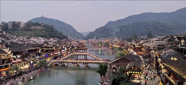 带您了解，湖南四座历史文化名城之一的凤凰古城里