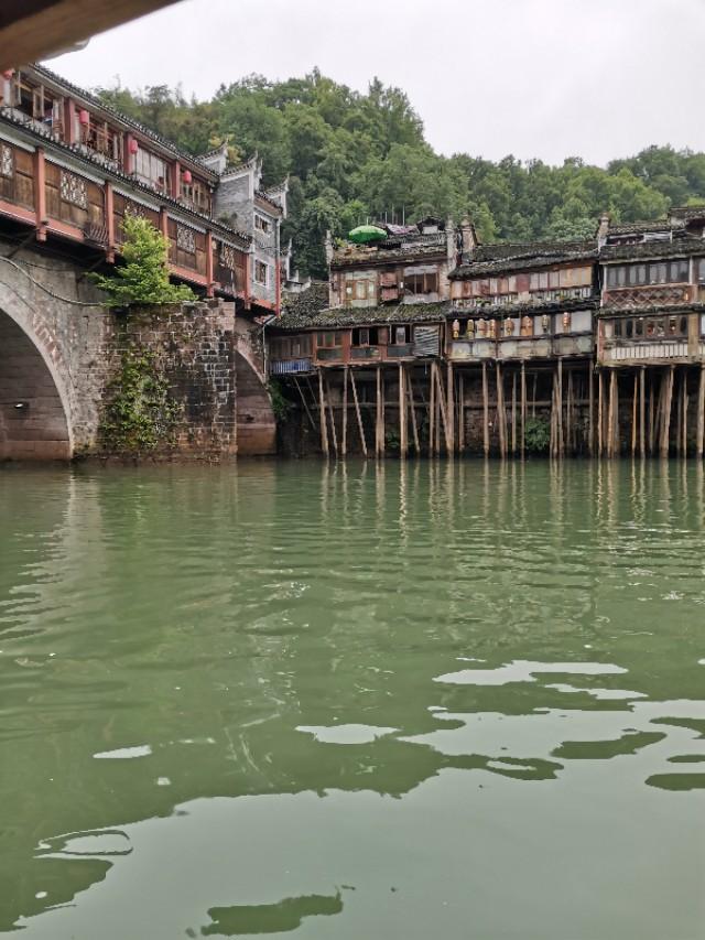 带您了解,湖南四座历史文化名城之一的凤凰古城里