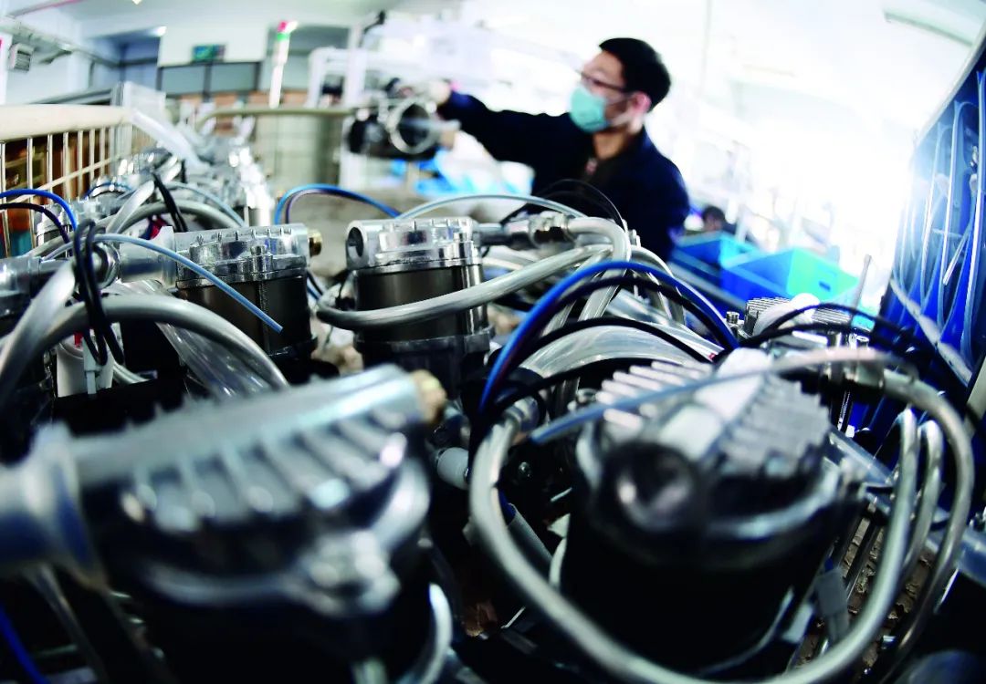  2月7日，辽宁沈阳一医疗科技公司，员工在加班赶工生产医用制氧机和呼吸机保供应。图/人民视觉