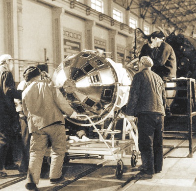 　　图为1970年初，科研人员在厂房内测试东方红一号卫星。 国家航天局供图