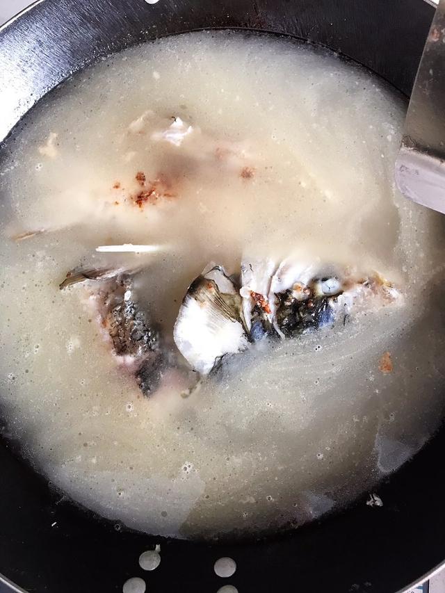 鱼头汤做不出奶白色?多半是加的水不对,教你方法,鱼汤鲜美奶白