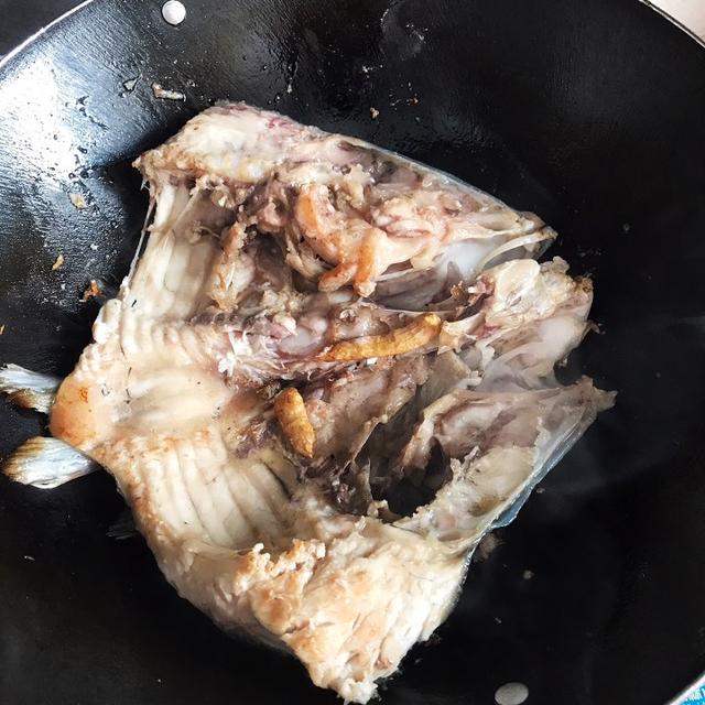 鱼头汤做不出奶白色?多半是加的水不对,教你方法,鱼汤鲜美奶白
