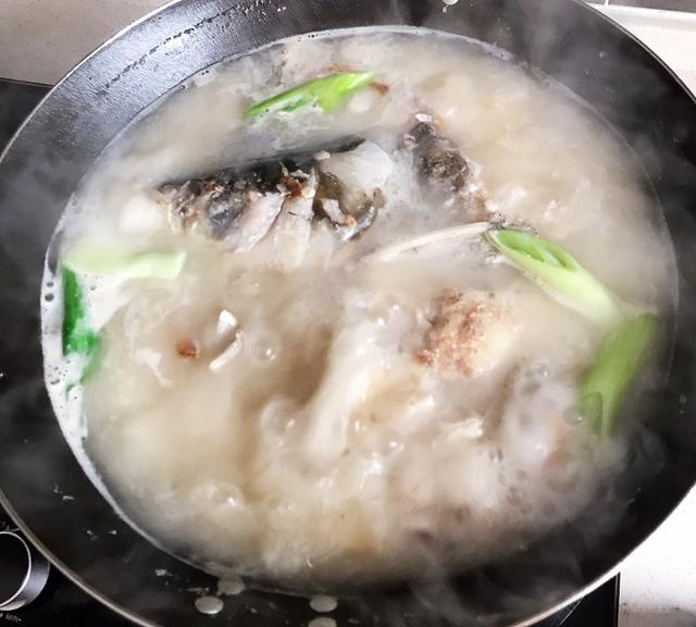 鱼头汤做不出奶白色?多半是加的水不对,教你方法,鱼汤鲜美奶白