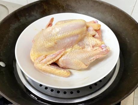 做水蒸鸡时，别只会抹盐，掌握3点妙招，鸡皮顺滑紧致肉香嫩鲜美