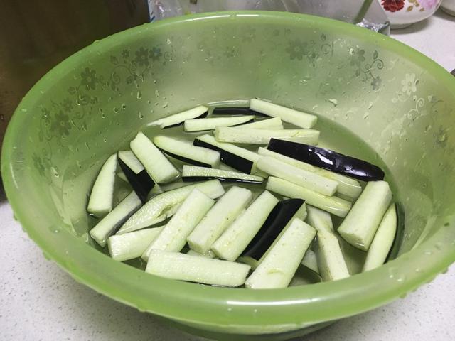 夏天遇见这菜我从不讲价,2斤炒一锅,保护血管,香软下饭塞豆腐