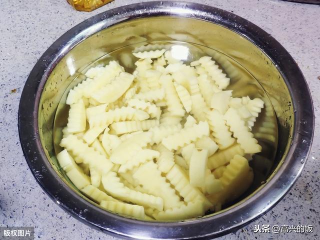 土豆新吃法:在家做街边狼牙土豆,入口微辣,口感爽脆弹牙