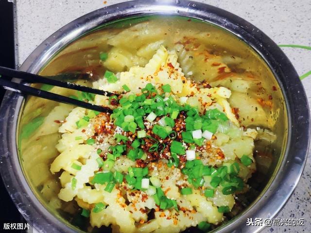 土豆新吃法:在家做街边狼牙土豆,入口微辣,口感爽脆弹牙