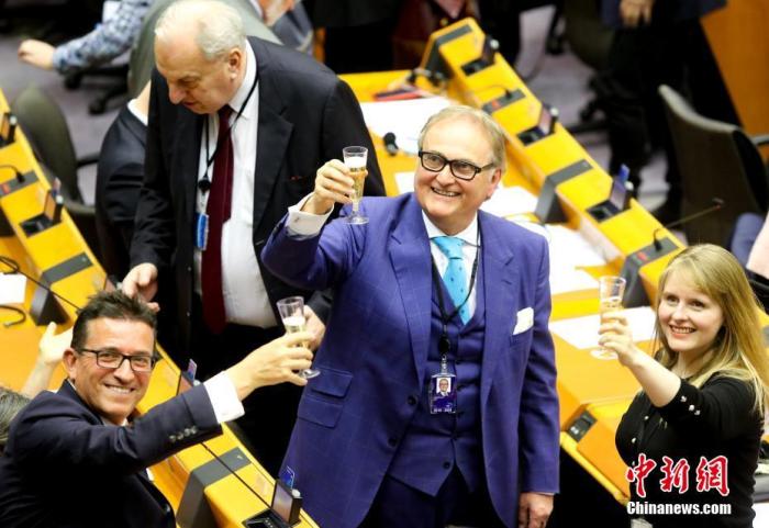 当地时间1月29日，欧洲议会批准“脱欧”协议。图为投票结束后，在场议员举杯告别。中新社发 欧盟供图