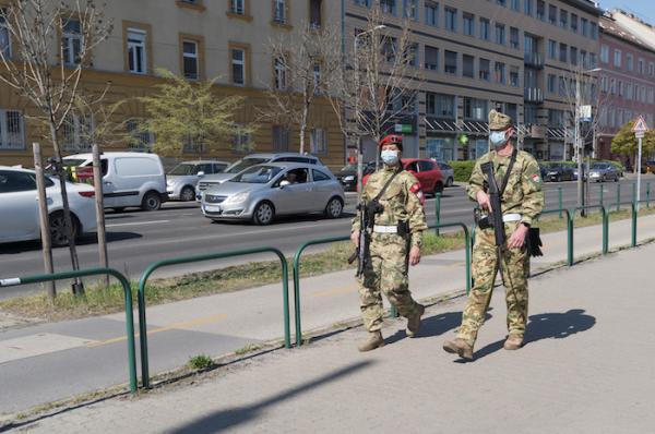 在匈牙利布达佩斯，戴口罩的军警在街头巡逻。新华社 图