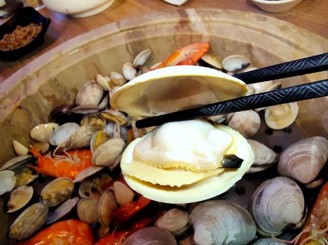 人均100！在石锅中蒸完桑拿的海鲜好吃到哭，99％的吃货拒绝不了