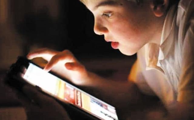 现代家庭教育的关键：家长要学会如何调节孩子与手机的关系