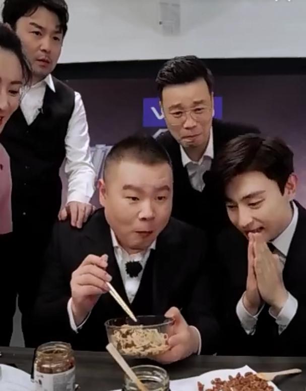 《极限挑战》直播,邓伦六人PK薇娅,场面闹腾但卖货效果极佳