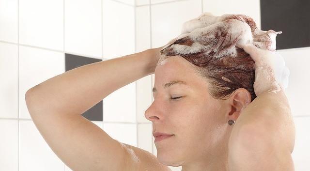 早上洗发和晚上洗发，哪个更健康？多久洗一次才合适？