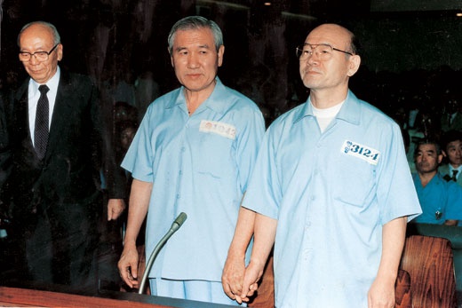  20多年前，全斗焕（右）和韩国前总统卢泰愚并肩受审。