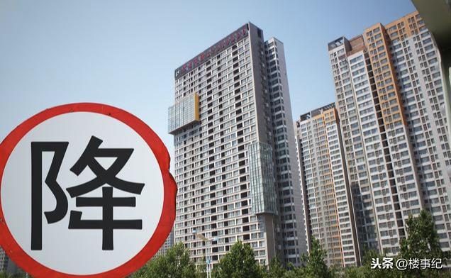 楼市“四面楚歌”，房价能跌多少？开发商透底，经济学家一语中的