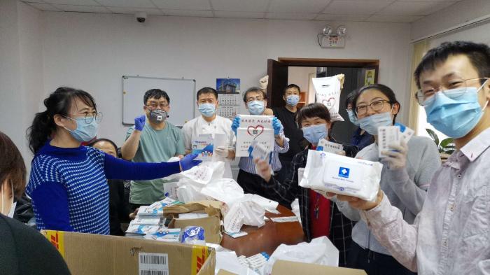 驻叶卡捷琳堡总领馆向留学生和汉语教师发放“健康包”。(中国驻叶卡捷琳堡总领馆)