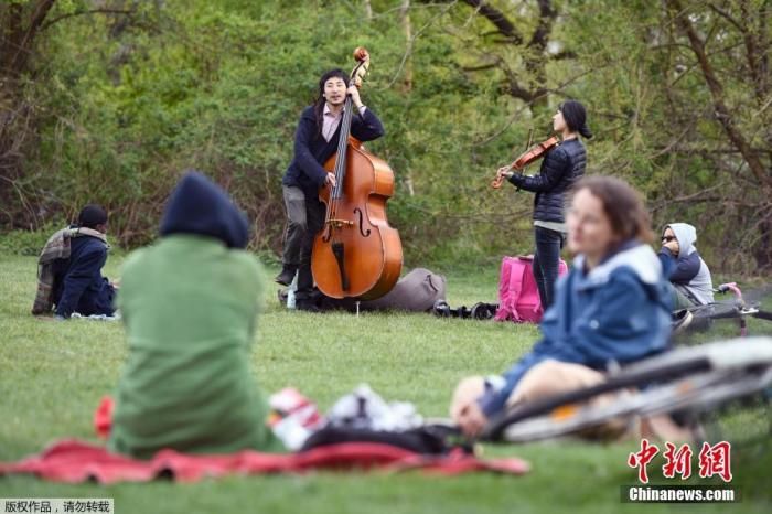 当地时间2020年4月25日，德国柏林，两名音乐家在Gleisdreieck公园演奏。