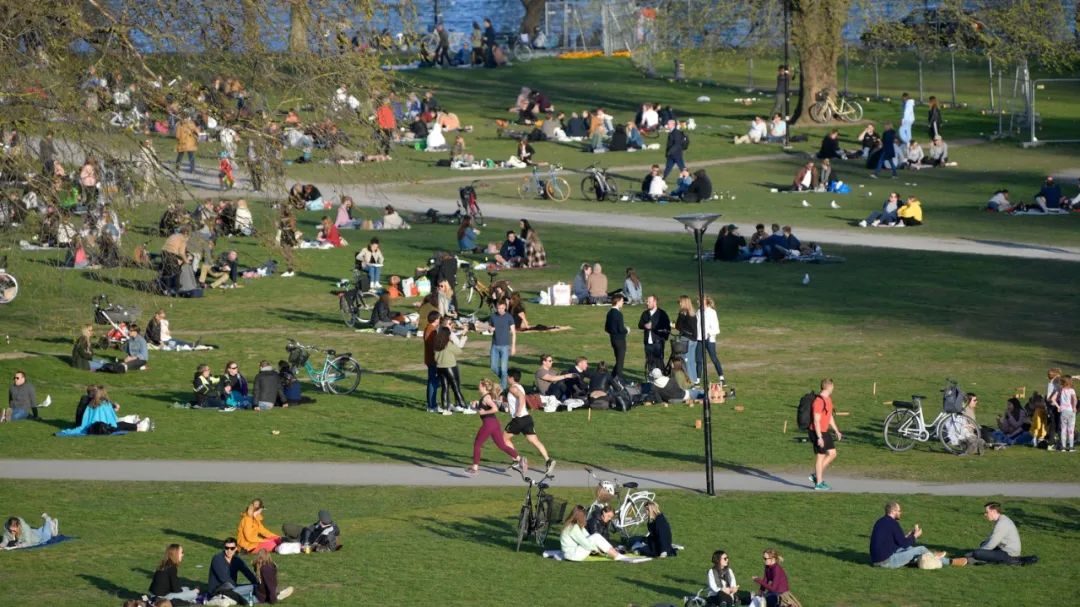 4月22日，人们在瑞典首都斯德哥尔摩（图源：法新社）