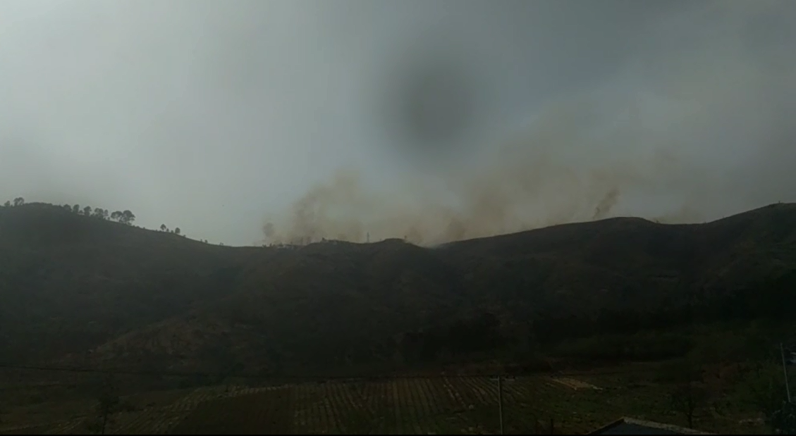  3月30日下午16点左右，柳树桩村民拍的视频显示，浓烟从马鞍山山顶处冒出来。 视频截图