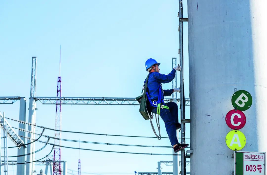  2019年8月29日，新疆乌鲁木齐的电力运检人员检查维护5G共享铁塔室外天线。图/视觉中国