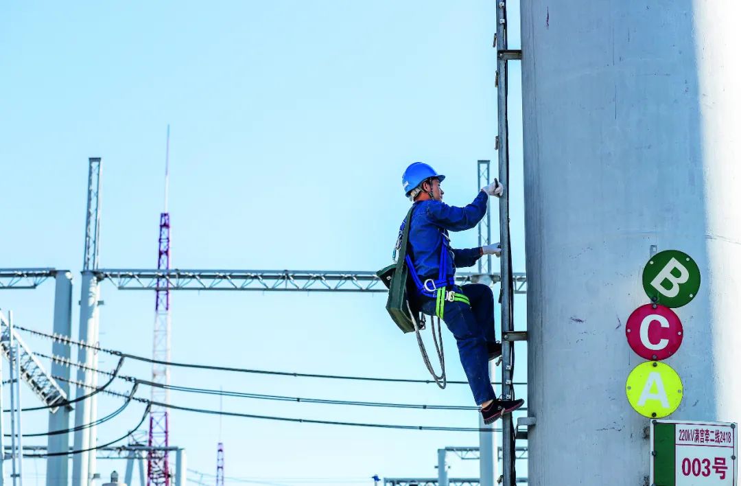 2019年8月29日,新疆乌鲁木齐的电力运检人员检查维护5G共享铁塔室外天线。图/视觉中国