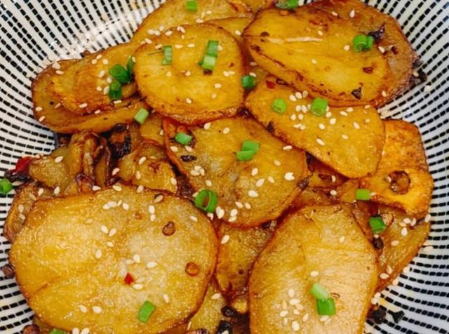 教你做干锅土豆片,5分钟就学会,孩子:妈,再给我盛碗大米