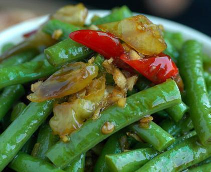 美食优选:黑木耳炒鸡蛋、鱼香豆角、豆干回锅肉、干煸蘑菇