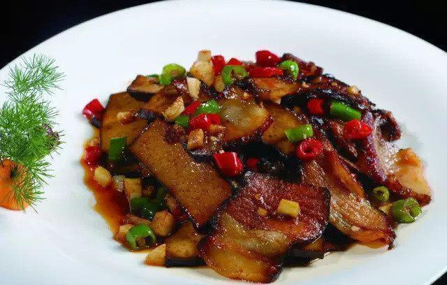 美食优选:黑木耳炒鸡蛋、鱼香豆角、豆干回锅肉、干煸蘑菇
