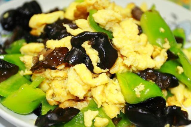 美食优选:黑木耳炒鸡蛋、鱼香豆角、豆干回锅肉、干煸蘑菇