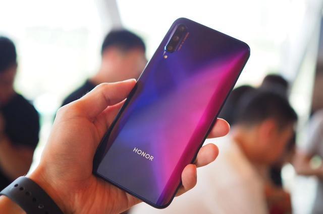 荣耀良心放送,999起4800万麒麟810升降4000毫安,冲击红米note8