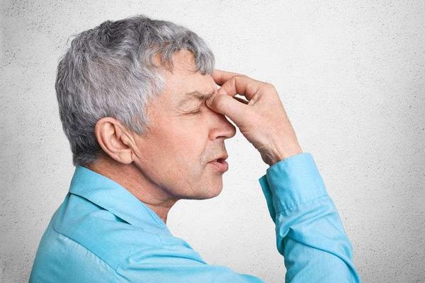 低血糖会带给人体哪些危害?提醒:日常老年人吃什么可预防低血糖